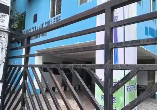 কলেজ চত্বরে কাদের মাস্তানি